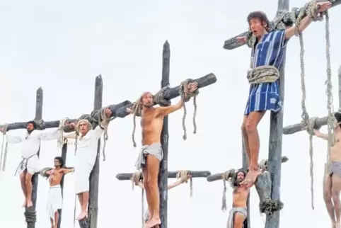 Die Massenkreuzigung ist eine der kontroversesten Szenen des Films. Rechts vorne Eric Idle, links daneben Graham Chapman.