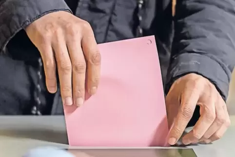 Gesetzlich vorgeschrieben: Bevor der Bürger am 26. Mai an die Wahlurne tritt, müssen die Listen der Parteien geprüft werden.