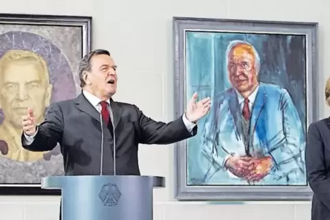 Die Kunst im Rücken klärt über den Charakter eines Machtmenschen auf: Kanzler Schröder vor seinem Porträt, Kanzlerin Merkel vor 