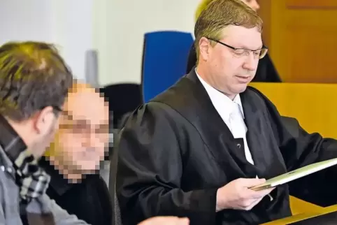 Hat er mehrere Theorien zur Unglücksursache zu einem neuen Szenario verbunden: Rechtsanwalt Carsten Tews mit dem Angeklagten und