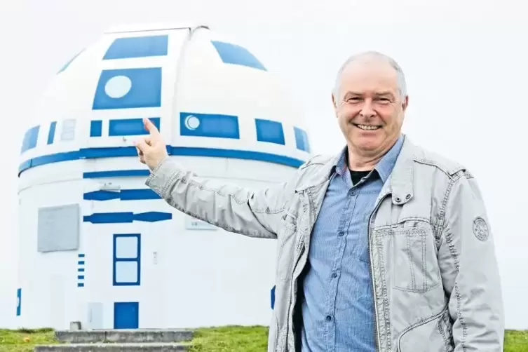 Fünf Tage lang strichen Hubert Zitt und einige Helfer im vergangenen Jahr die Sternwarte, bis sie aussah wie Star-Wars-Droide R2