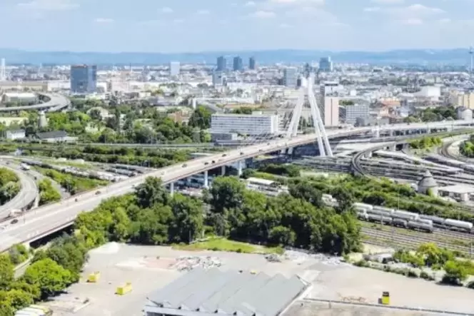 Die im Zeitalter des Wirtschaftswunders errichteten Hochstraßen Nord (B 44, links) und Süd (B 37, rechts) sind überregional wich