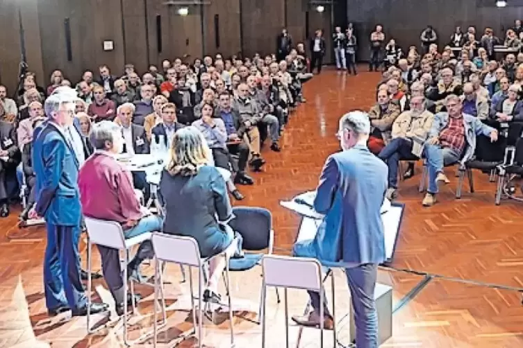 Im Pfalzbau verfolgten mehr als 400 G&auml;ste das Forum.