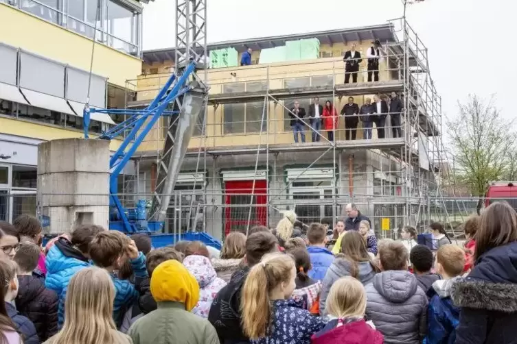 Von oben kamen die guten Wünsche und „Prost“-Rufe: Richtfest an der Grundschule Weilerbach. Foto: VIEW