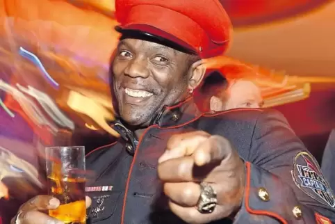 Bruce Lacy ist Captain Jack.