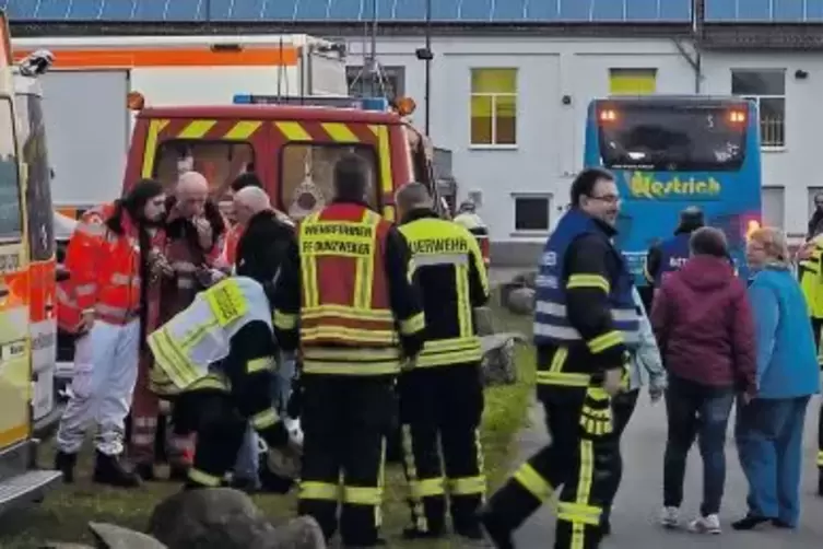 Mittwochabend in Waldmohr: Jede Menge Einsatzfahrzeuge werden aufgeboten. Busse bringen die Evakuierten nach Schönenberg-Kübelbe