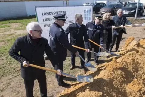 Mit dem Spatenstich leiteten Norbert Höbel, Siegfried Ranzinger, Ralf Hersina, Michael Denne, Doris Ahnen und Roger Lewentz (von