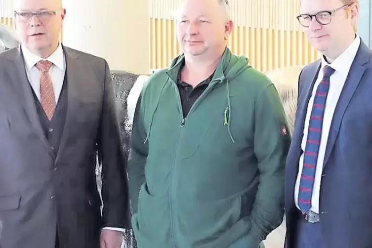 In Berlin: Gerhard Hoffmann (Mitte) neben Staatssekret&auml;r Michael St&uuml;bgen und dem Bundestagsabgeordneten Thomas Gebhart (rechts).
