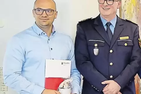 Bürgerehrung in Grünstadt: Johannes Bruch aus Germersheim und Polizeipräsident Thomas Ebling.