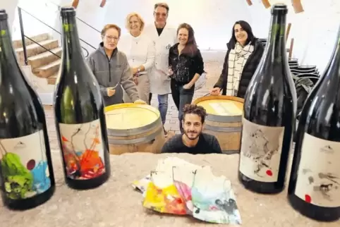Lassen sich im Gewölbekeller des Hofguts Schraut auch vom Wein inspirieren: Petra Kleinherne, Botschafterin Anna Elisabeth Prinz