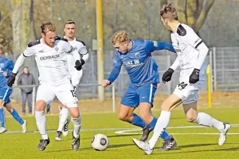 Georg Ester (Mitte) kickt in der nächsten Saison wieder in Seebach