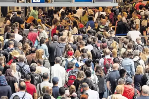Chaos im Juni vergangenen Jahres in Terminal 2 des Frankfurter Flughafens: Reisende stehen in langen Schlangen vor der Sicherhei