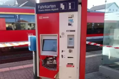 Vergeblich haben die Täter am Bahnhaltepunkt Münchweiler probiert, das Bargeld aus dem Fahrkartenautomat zu entwenden. Foto: Rif
