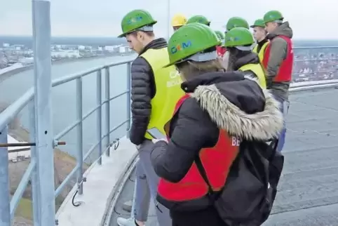 Toller Ausblick: Auch auf das Dach führt die „ZeiLe“-Teilnehmer der Besuch des Großkraftwerks Mannheim.