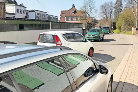 Enge Angelegenheit: In den Winnweilerer Hopfengärten müssen Fahrer aus Richtung Imsbach wegen parkender Autos ausscheren. Von „u