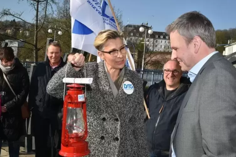 Die Gewerkschafterin Julia von Oetinger-Witte überreicht am Freitag die „Rote Laterne“ an Saar-Finanzminister Peter Strobel (rec