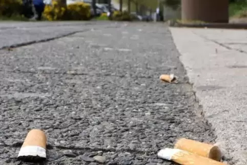Kein Kavaliersdelikt: Zigarettenkippen auf der Straße statt im Mülleimer.  Foto: Iversen