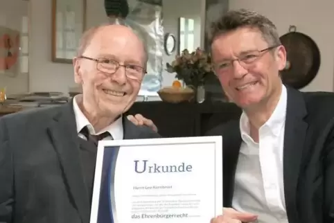 Leo Kornbrust (links) und Bürgermeister Peter Klär mit der Ehrenbürgerurkunde.   Foto:Bonenberger/frei