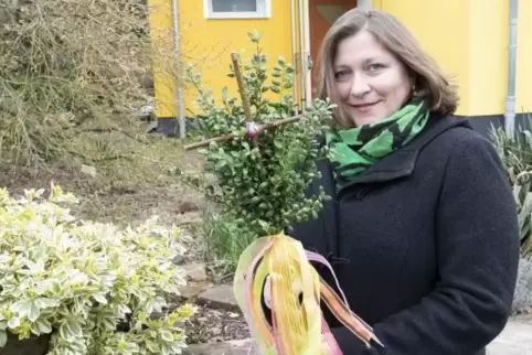 Freut sich auf das Osterfest: Angelika Noglik bastelt mit Kindern der Kirchengemeinde Christ König Palmstecken. Foto: VIEW