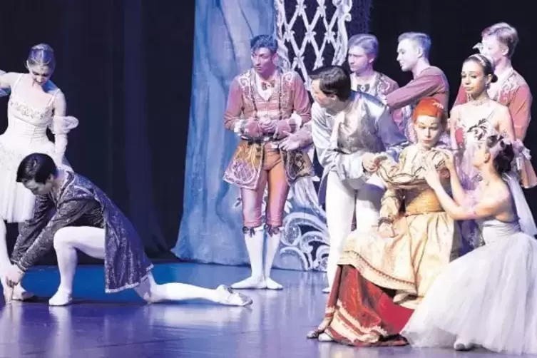 Der Schuh passt: Der Prinz (Dansaran Vandanov, links) findet sein Aschenputtel (Nadezhda Illarionova). Da können die böse Stiefm