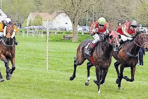 Fabian Xaver Weißmeier (Zweiter von rechts) gewann beim Frühjahrsrenntag 2018 vier Rennen, hier siegte er mit Southern Comfort. 
