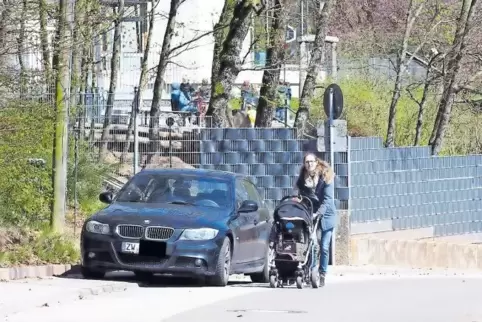 Häufiges Ärgernis: Eltern von Kindergartenkindern parken im Halteverbot und blockieren den Gehweg.