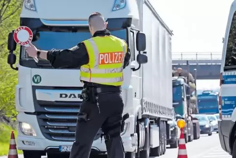 Eindeutige Zeichen: Mit geschultem Auge winken Bundespolizisten Fahrzeuge aus der Warteschlange für eine Kontrolle heraus.