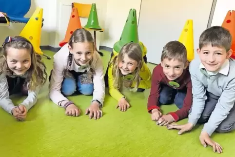 Mit einem Hütchen als Stachel (von links): Die fünf Asselheimer Igelschützer Amelie, Linnéa, Nelly, Allen und Samuel malen nicht