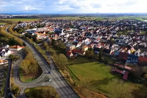 Dudenhofen von oben: Die B39 teilt den Ort. Für das Neubaugebiet südlich der Bundesstraße in Richtung Speyer wird keine Lärmsch