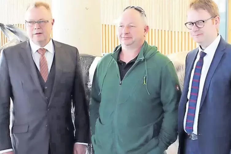 In Berlin: Gerhard Hoffmann (Mitte) neben Staatssekret&auml;r Michael St&uuml;bgen und dem Bundestagsabgeordneten Thomas Gebhart (rechts).