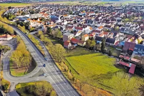 Dudenhofen von oben: Die Bundesstraße 39 teilt den Ort. Für das Neubaugebiet südlich der Bundesstraße in Richtung Speyer (oben l