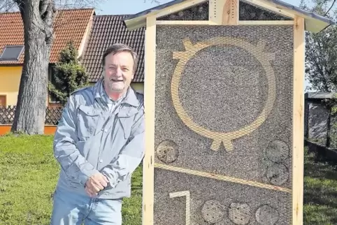 Lehnt an seinem neuesten Insektenhotel: Eugen Kluger.