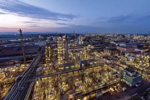 Die geplante Fläche des neuen Verbundstandorts der BASF in China ist fast so groß wie die des Ludwigshafener BASF-Stammwerks (Bi