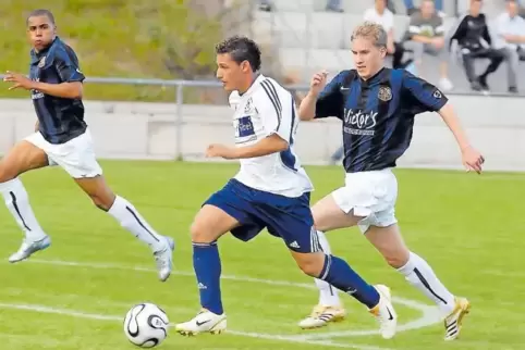 Spielte für Hauenstein 47-mal in der Oberliga: Mounir Rabahi (am Ball), hier verfolgt von Stephan Otte vom 1. FC Saarbrücken.