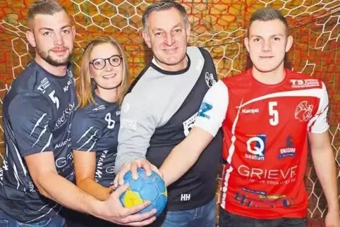 Handballbegeisterte Familie: (v. l.) Max, Johanna, Hubert und Tim Hubele.
