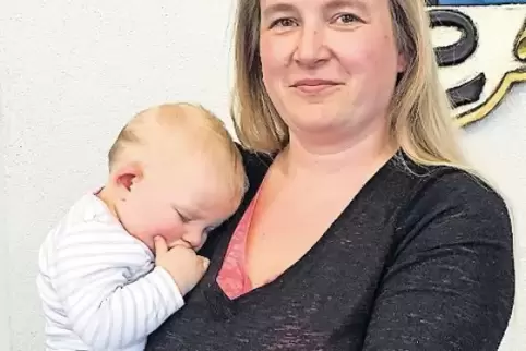 Anstrengende Patenschaftsfeier: Julienna-Josefine schläft auf dem Arm ihrer Mutter Stefanie Kandler-Schmidt.