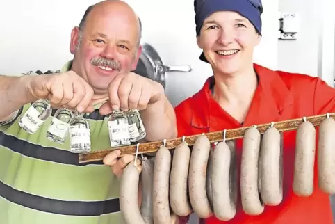 Gehen dank Brenner Thomas Scherner und Metzgermeisterin Alexandra Süss eine neue Verbindung ein: Schnaps und Pfälzer Leberwurst.