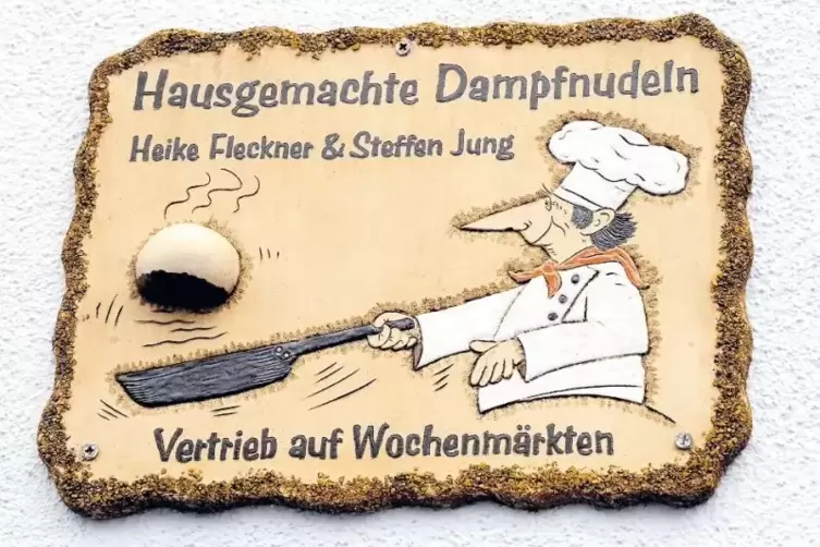 Nur ein Schild weist im Oppauer Ortskern auf die Dampfnudelbr&auml;terei hin. Einen Verkauf gibt es hier nicht.