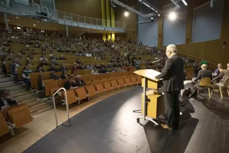 TU-Präsident Professor Helmut Schmidt bei seiner Rede in der Vollversammlung.  Foto: VIEW