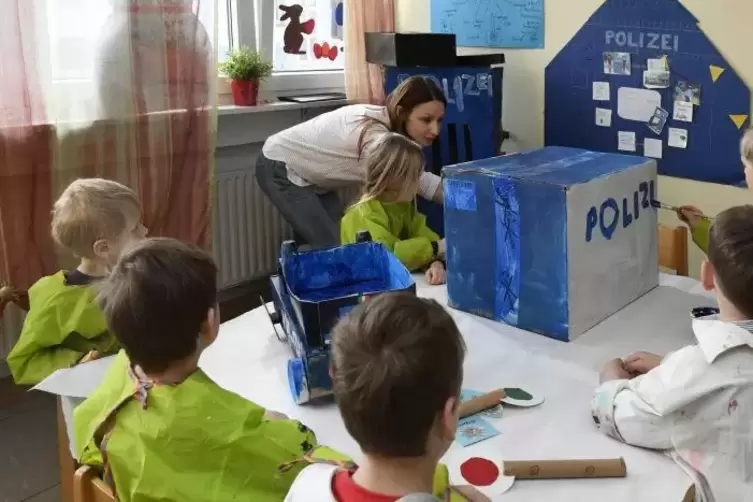Sie gibt nur noch gelegentlich Tipps: Frauke Kaesler-Probst mit den Kindern, die eine kleine Polizeistation basteln. Foto: BOLTE