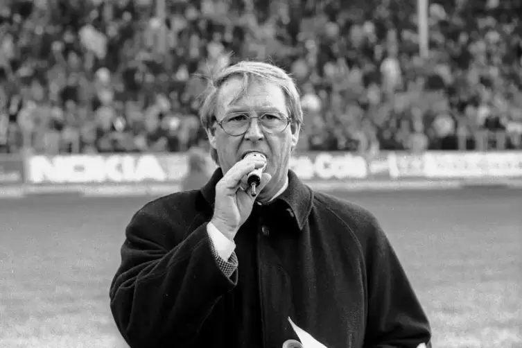 21 Jahre lang die Stimme vom Betzenberg: Udo Scholz als berühmt-berüchtigter Stadionsprecher des 1. FC Kaiserslautern im Jahr 19