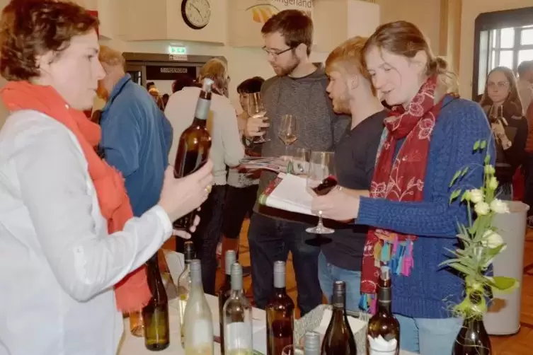 Petra Schäfer von gleichnamigen Bockenheimer Weingut schenkt jungen Messebesucher ein.  Foto: SCHIFFERSTEIN