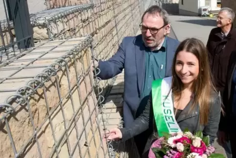 Kuseline Lena Geuer und Landrat Otto Rubly vor der neuen Mauer, im Hintergrund Richard Lutz vom Landesbetrieb Mobilität. Foto: S