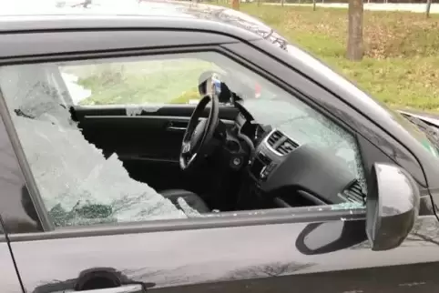 Unbekannte haben in der Nacht auf Samstag zwei Scheiben an einem geparkten Auto eingeschlagen. Foto: Polizei