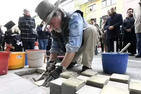 In Frankenthal hat er bereits 87 Stolpersteine in Position gebracht: Gunter Demnig bei der Arbeit. Foto: BOLTE