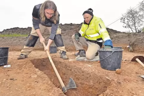 Die dunklen Stellen in der Grube weisen auf die Holzstämme hin, die zum Hausbau benutzt wurden.