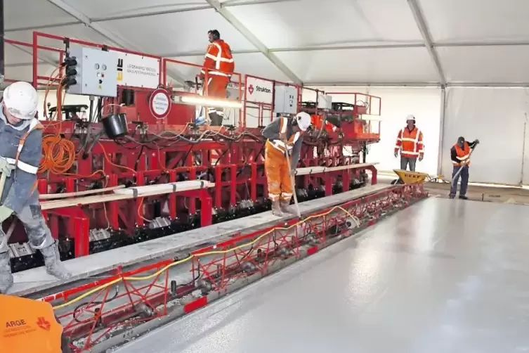 Der Betonfertiger tr&auml;gt den Spezialbeton sehr gleichm&auml;&szlig;ig, schon fast &bdquo;topfeben&ldquo; auf.