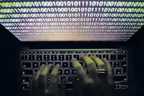 Das obligatorische, einfallslose Symbolfoto zum Thema Computerkriminalität: ein Monitor mit grünem Binärcode auf schwarzem Hinte