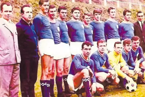 Die Meistermannschaft 1968/69 des FC Merzalben von links (knieend): Fritz Assel, Paul Tretter, Eckhard Tretter, Gerhard Fath, He