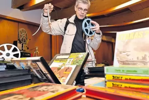Prüft einen Film auf dessen Zustand: Super-8-Sammler Guido Zadel, der eigens aus dem Rheinland angereist war.
